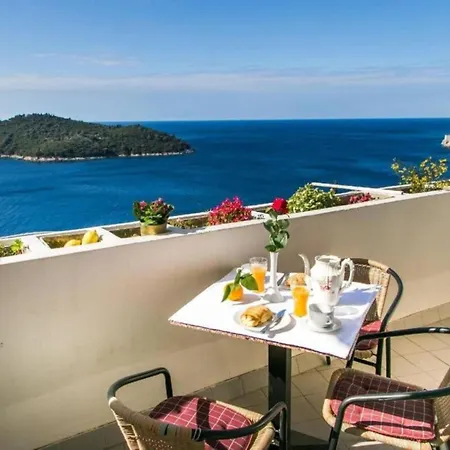 Apartment Mia - Two-bedroom With Balcony And Sea View
