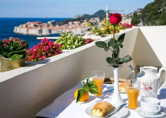 Mia - Two-bedroom With Balcony And Sea View Apartament *