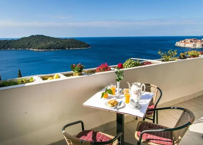 Apartment Mia - Two-bedroom With Balcony And Sea View